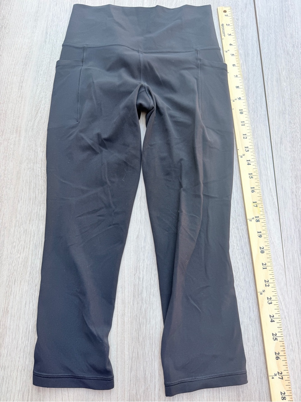 Athleta Black Salutation Stash Capri